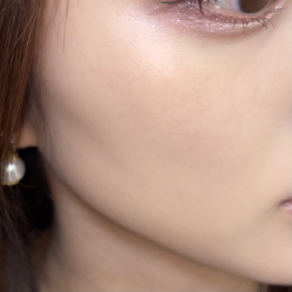 aibymakeupppp's tweet image. SUQQUのこのファンデ水みたいにシャバシャバで着け心地とっっても軽いのに仕上がりはちゃんと綺麗なのが不思議でどんどん沼ってく。4滴くらいしか使わないのに素肌感は残しつつ適度にカバーしてくれて崩れにくいし崩れ方も綺麗。大人の肌を活かしつつ美しく底上げしてくれる絶妙なファンデ。