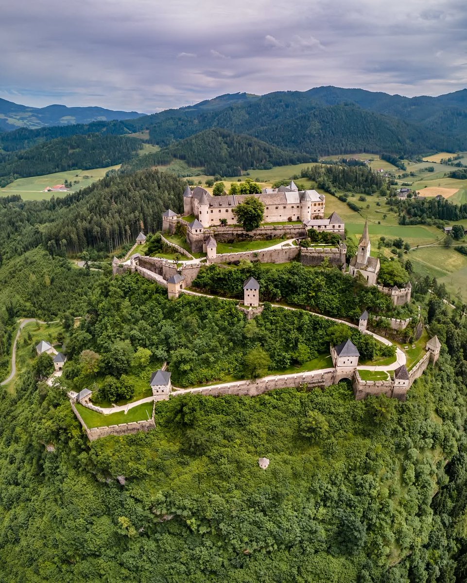 1/ 🏰 Hochosterwitz Castle
📍Sankt Georgen am Längsee, Carinthia, Austria | Built c. 860, fortified in 1570s

Rising from a 150m dolomite rock, it stands as a medieval wartime fortress and imperial refuge — an enduring symbol of power and protection

Let’s explore🧵👇