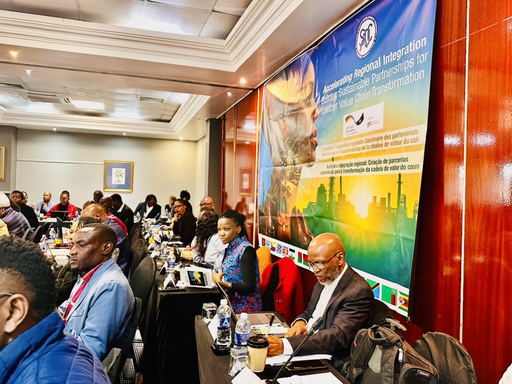 SADC_News's tweet image. Bulawayo, Zimbabwe | 23–24 July 2025
#SADC hosts a B2B Workshop to boost regional integration & industrialisation in the leather value chain.
🔹 Cross-border collaboration
🔹 Value addition & trade harmonisation
🔹 Showcasing innovation
facebook.com/share/p/16hkBM…