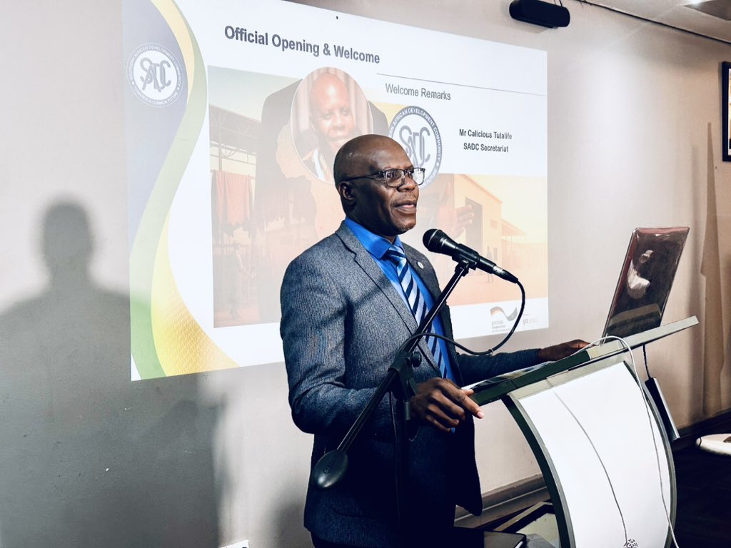 SADC_News's tweet image. Bulawayo, Zimbabwe | 23–24 July 2025
#SADC hosts a B2B Workshop to boost regional integration & industrialisation in the leather value chain.
🔹 Cross-border collaboration
🔹 Value addition & trade harmonisation
🔹 Showcasing innovation
facebook.com/share/p/16hkBM…