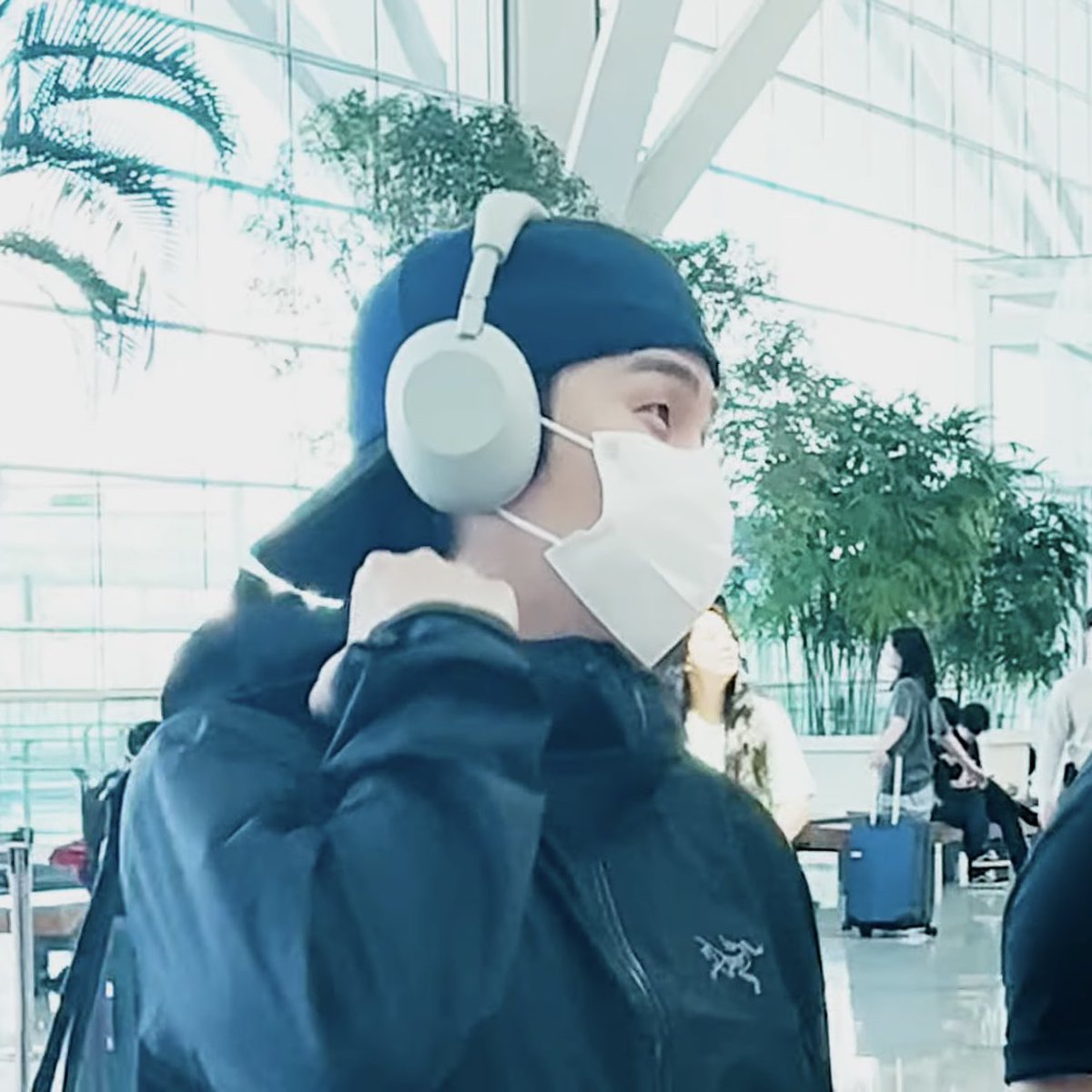 rap_aeong's tweet photo. 민슈가 볼캡을 뒤로 썼어…😇🫶 https://t.co/M6FrqQtZqA