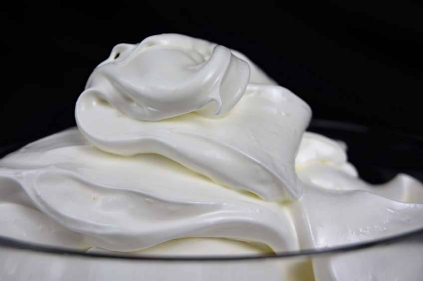 pkas1111's tweet image. LA RECETA DE LA ABUELA
➡️ MERENGUE: También se hace con claras de huevo, pero en una proporción de unas 4 claras de huevo (120 gr) por cada 200gr de azúcar. Esto supone crear un medio con un 63% de azúcar, que es un método de conservación con descenso"aw" por saturación de azúcar