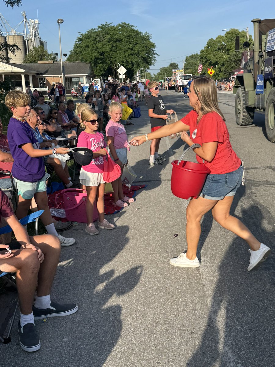 AdamsCoINGOP's tweet image. Another fun evening as the Adams County Indiana GOP participated in the @AdamsCountyIN4H Fair by giving out free ice cream, popcorn, USA & Back the Blue flags, pictures with @POTUS , and passing out candy in the parade!!