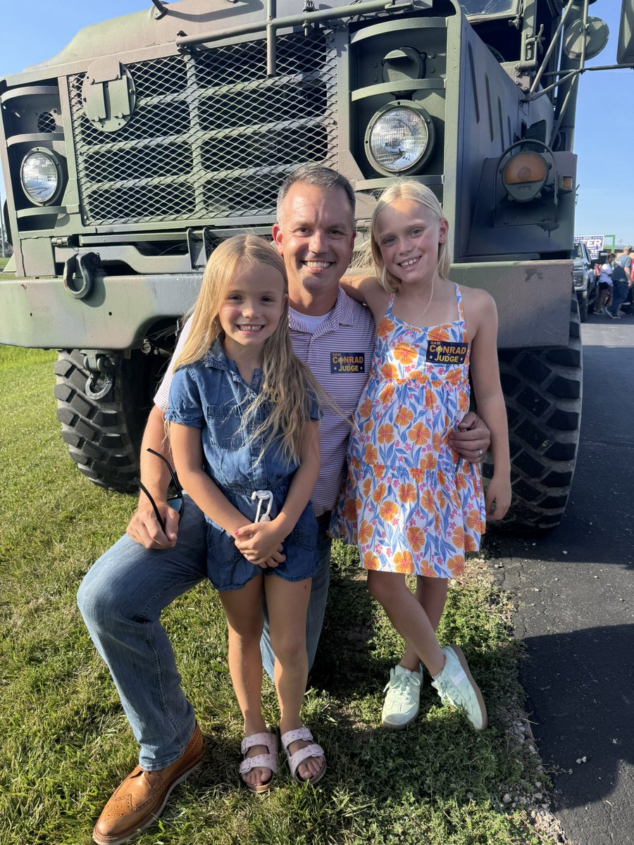 AdamsCoINGOP's tweet image. Another fun evening as the Adams County Indiana GOP participated in the @AdamsCountyIN4H Fair by giving out free ice cream, popcorn, USA & Back the Blue flags, pictures with @POTUS , and passing out candy in the parade!!