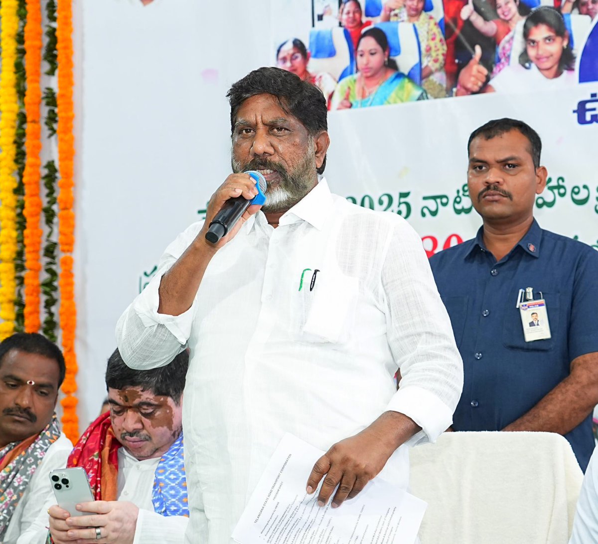 Bhatti_Mallu's tweet photo. 18 నెలల ప్రజా పాలనలో మరో చారిత్రాత్మక మైలురాయి.. 

మా ప్రభుత్వం ప్రారంభించిన మహాలక్ష్మి ఉచిత బస్సు ప్రయాణ పథకం ద్వారా…
👉 ఇప్పటివరకు 200 కోట్ల ఉచిత ప్రయాణాలు పూర్తవడం గర్వకారణం.
👉 రాష్ట్రవ్యాప్తంగా మహిళలు రూ. 6,680 కోట్లు ఆదా చేసుకున్నారు.
👉 ఆర్టీసీ ఆక్యుపెన్సీ రేటు 97% కి చేరింది.

ఈ పథకాన్ని విజయవంతంగా అమలు చేస్తున్న ఆర్టీసీ కార్మికులకు, అధికారులు, యాజమాన్యానికి హృదయపూర్వక అభినందనలు.
ఈ పథకంలో ప్రయోజనం పొందుతున్న ప్రతి ఆడబిడ్డకు నా శుభాకాంక్షలు.

బ్యాటరీ బస్సులతో కాలుష్య నియంత్రణ..
🔹 ఇప్పటివరకు 3,000 బ్యాటరీ బస్సులు ఆర్డర్, మరో 500 బస్సుల ప్రణాళిక సిద్ధం
మహిళా సంఘాలకు వడ్డీ లేని రుణాలు ఇచ్చి బస్సుల కొనుగోలుకు గత నెలలో కోటికి పైగా రుణాల చెక్కులు పంపిణీ

త్వరలో రూ. 20 వేల కోట్లతో కొత్త రహదారుల నిర్మాణం మరియు మరమ్మతులు చేయబోతున్నాం..