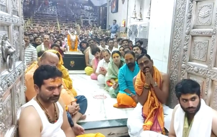 ElectionMP2028's tweet image. भाजपा के विधायक गोलू शुक्ला और उनके पुत्र रुद्राक्ष शुक्ला पहुँच गये महाकाल मंदिर के अंदर बिना अनुमति, पुजारियों को धमकाते हुए।