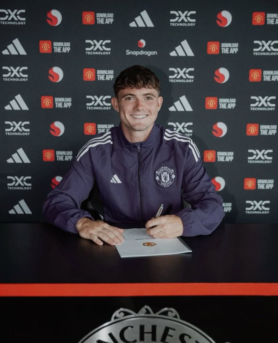 ALeagueHQ's tweet image. 🚨🇦🇺 OFFICIAL | James Overy (18) has signed a professional contract with Manchester United. 🔴✅