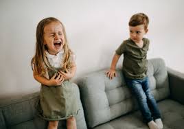 KateriSeraphina's tweet image. Chaque fois que mes enfants se disputent et courent se plaindre à leur père, il leur dit calmement :
« Chacun de vous va écrire ce qui s’est passé sur une feuille, puis me la remettre. »
Et aujourd’hui,ils sont devenus excellents en expression écrite, plus éloquents… et surtout…