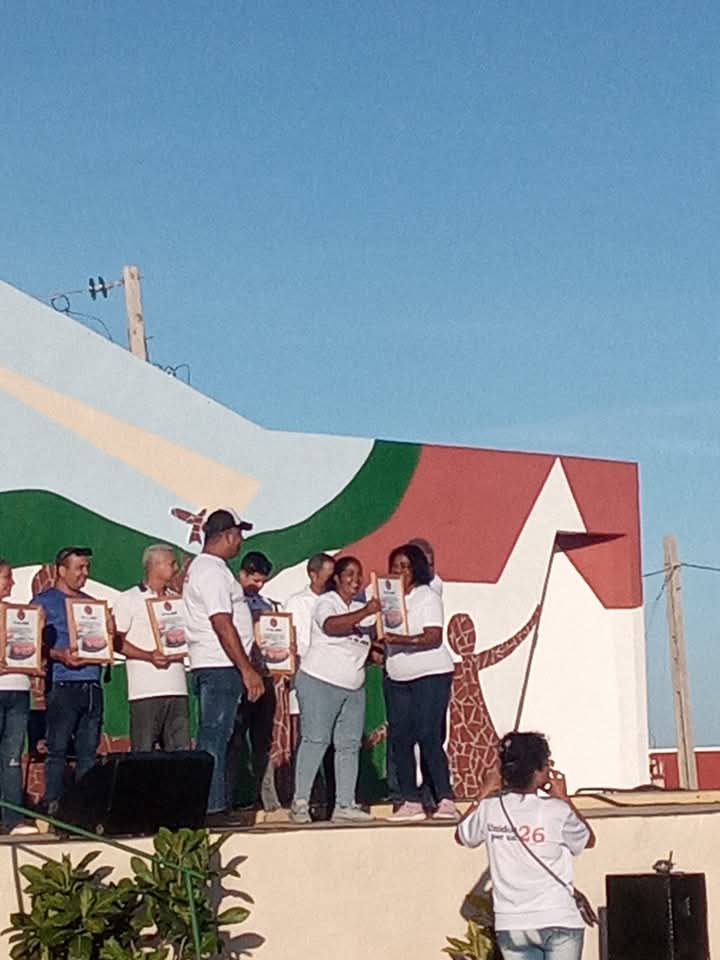 MairaFundora's tweet photo. En acto en homenaje al 26 de julio nuestro sector #EducaciónTrinidad , recibió un reconocimiento. @AndreiArmasBra6 @AlexisLorente74 @DeivyPrezMartn1 @TFontanills @TurinoWilliam #UnidosXUn26 https://t.co/qCe3LejLxe