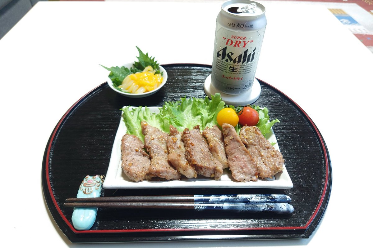 JvtGb3wzEestm19's tweet image. お疲れ様でした
朝からムシムシ、ジメジメが午後まで続き
今日の草刈り作業は汗だくで頑張って来ました💪

晩酌タイムです
酒の肴は…
ステーキです🐮
明日の為にパワーをつけました👍

小鉢は…
黄金イカです

酒は…
スーパードラ🍺

晩飯は…
今朝採れたトマトやオクラです🙋

んだばー
乾杯🍻✨🍺