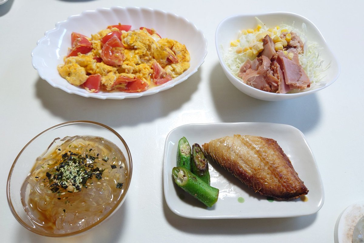 JvtGb3wzEestm19's tweet image. お疲れ様でした
朝からムシムシ、ジメジメが午後まで続き
今日の草刈り作業は汗だくで頑張って来ました💪

晩酌タイムです
酒の肴は…
ステーキです🐮
明日の為にパワーをつけました👍

小鉢は…
黄金イカです

酒は…
スーパードラ🍺

晩飯は…
今朝採れたトマトやオクラです🙋

んだばー
乾杯🍻✨🍺