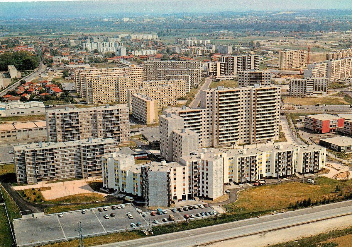 LBleuBlancRouge's tweet image. 🔴 À Vaulx-en-Velin, ce mardi 22 Juillet, un migrant afghan de 45 ans agresse et poignarde deux jeunes femmes.
Tentant de fuire en trottinette, il est rattrapé et lynché par un groupe d’individus qui l’avait pris en chasse pour venger les deux jeunes femmes.