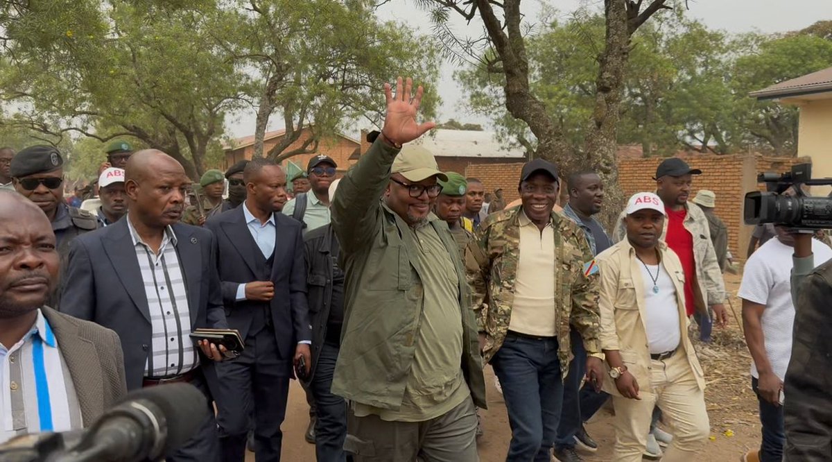 UVIRA : Aimé BOJI SANGARA sur la ligne de front à Luvungi pour raviver les troupes et réconforter ses sœurs et frères meurtris par cette énième guerre d’agression.  Luvungi est une localité du territoire d'Uvira située à 4 kim de Kotogota ,  épicentre de la résistance contre
