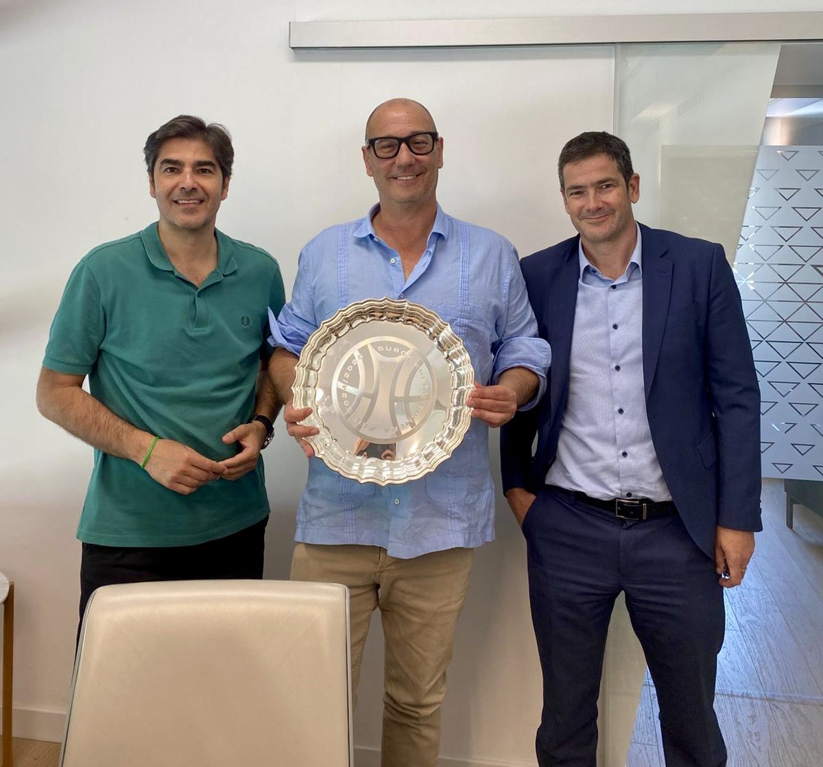 La Gran Jugada (@lagranjugadacsr) on Twitter photo 🧤 Álvaro Valles, uno de los nuevos guardametas del <a href="/RealBetis/">Real Betis Balompié 🌴💚</a>, estará hoy en 'La Jugada'
🏀 También lo hará Pedro Fernández, presidente del <a href="/BaloncestoSev/">Baloncesto Sevilla</a>, que ya prepara la temporada en ACB
📻 Todo ello y el resto de la actualidad deportiva, desde las 13:05, en <a href="/CanalSurRadio/">Canal Sur Radio</a> 🧤 Álvaro Valles, uno de los nuevos guardametas del <a href="/RealBetis/">Real Betis Balompié 🌴💚</a>, estará hoy en 'La Jugada'
🏀 También lo hará Pedro Fernández, presidente del <a href="/BaloncestoSev/">Baloncesto Sevilla</a>, que ya prepara la temporada en ACB
📻 Todo ello y el resto de la actualidad deportiva, desde las 13:05, en <a href="/CanalSurRadio/">Canal Sur Radio</a>