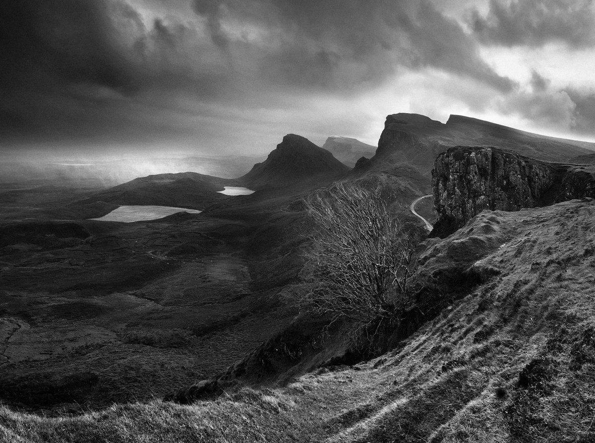 DamianShields1's tweet image. Trotternish Ridge, Isle of Skye. A throwback from 17 yrs ago, snapped on my ol' Fuji Finepix S3 (while excitedly jumping up and down..) #Scotland #IsleofSkye #Highlands damianshields.com