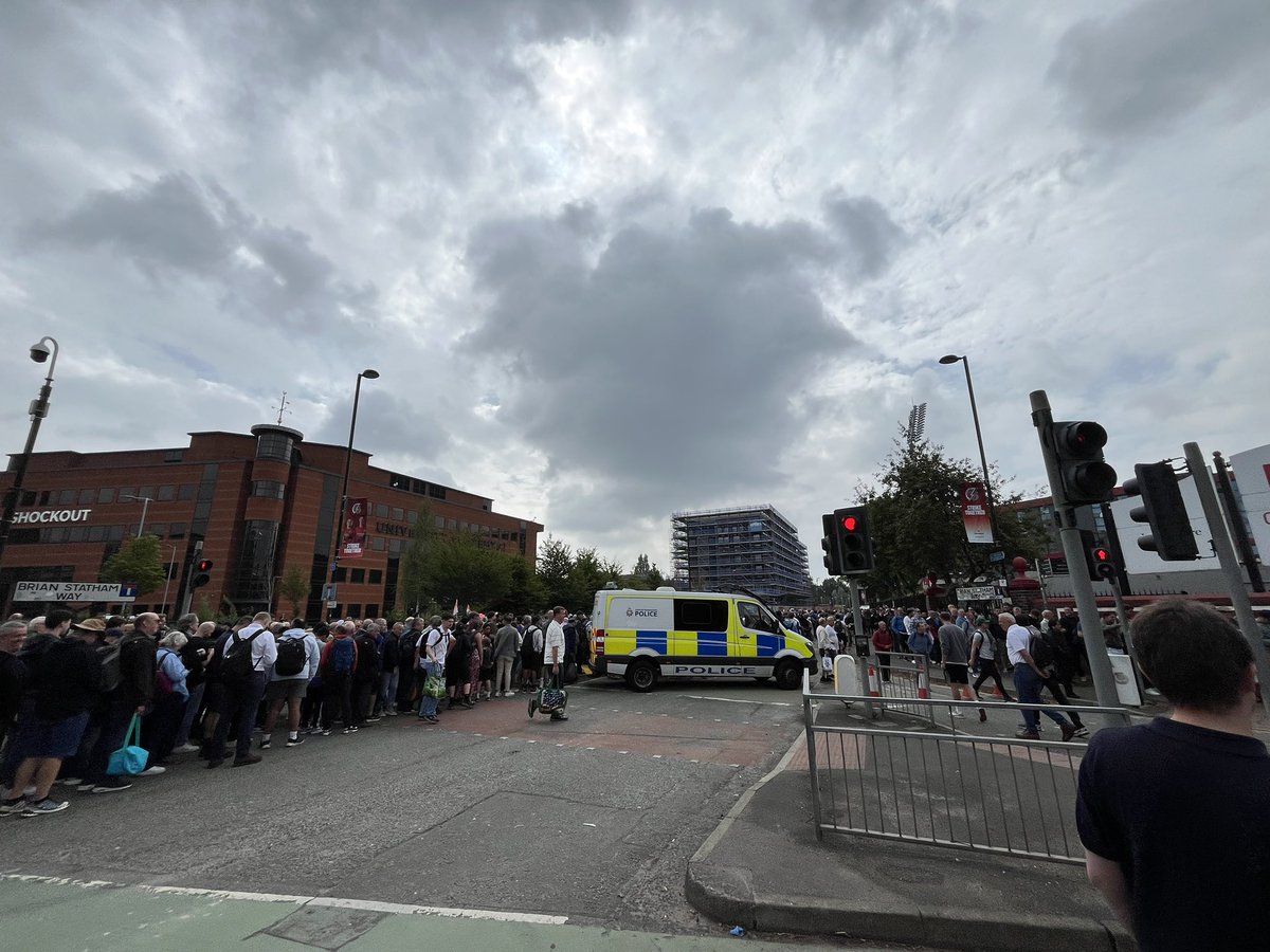 diannebourne's tweet image. Huge crowds around @EmiratesOT this morning for the eagerly anticipated fourth test between England and India - although avoid the roads round here this morning it’s gridlock!