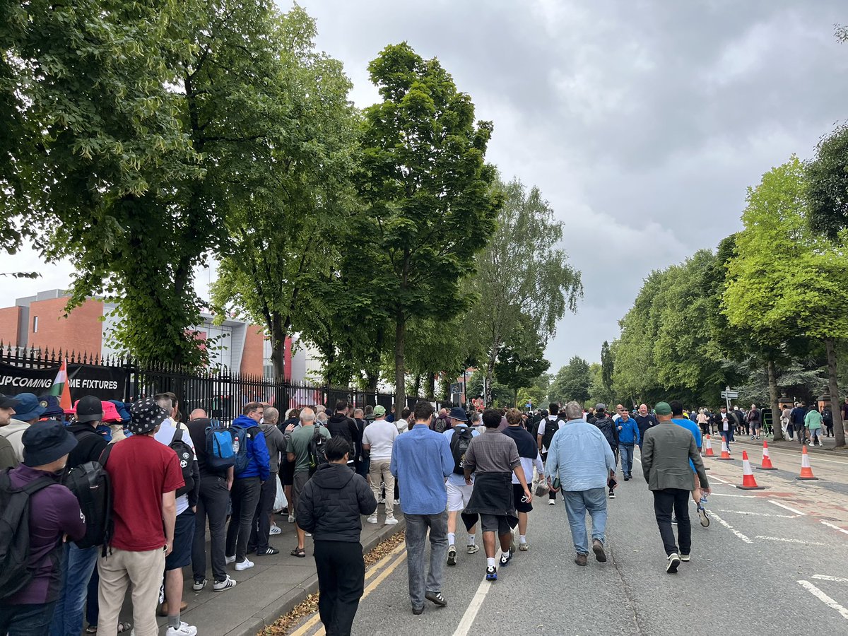 diannebourne's tweet image. Huge crowds around @EmiratesOT this morning for the eagerly anticipated fourth test between England and India - although avoid the roads round here this morning it’s gridlock!