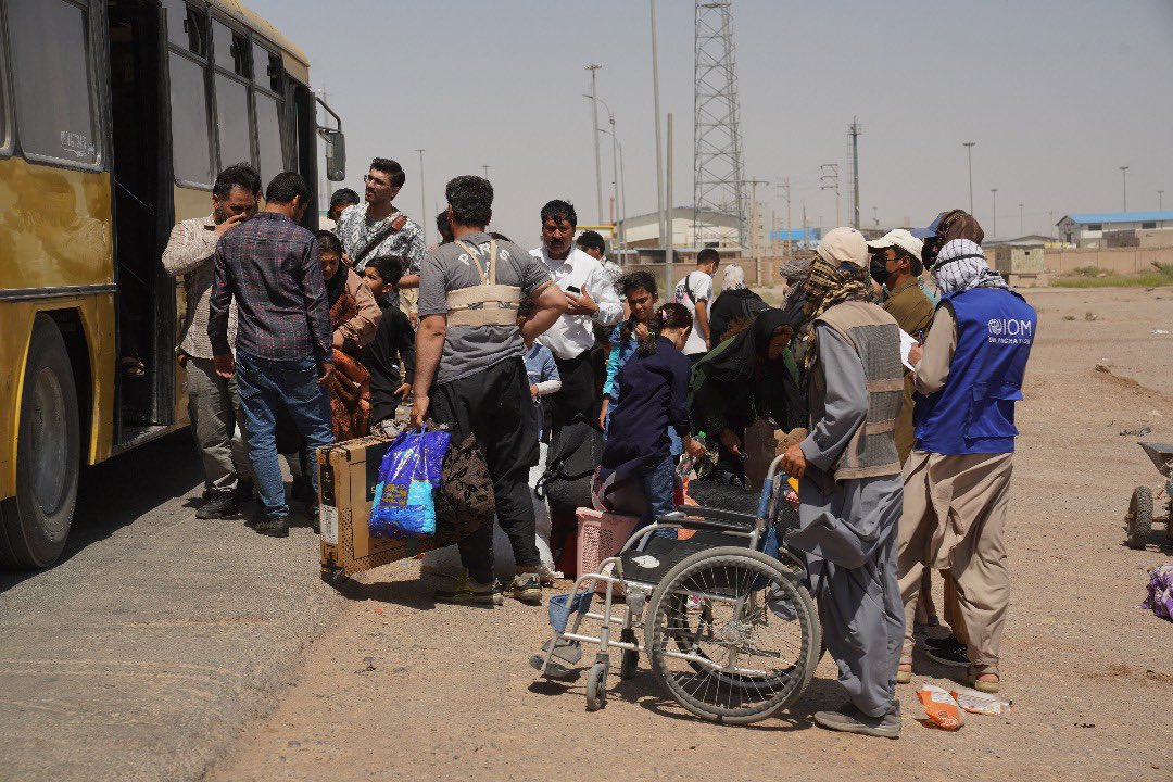 FilippoGrandi's tweet image. A vast return operation for Afghans in Iran is underway. I have agreed with officials in Kabul and Tehran to resume tripartite talks to address their concerns, ensure the fulfillment of their responsibilities, uphold the rights of the people impacted and mobilize donor support.