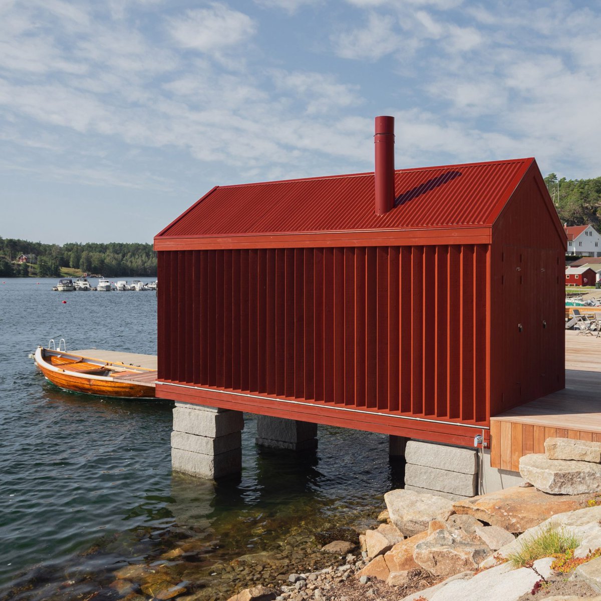 dezeen's tweet image. Five unassuming houses crowned with bold red metal roofs: dezeen.com/2025/07/20/red…