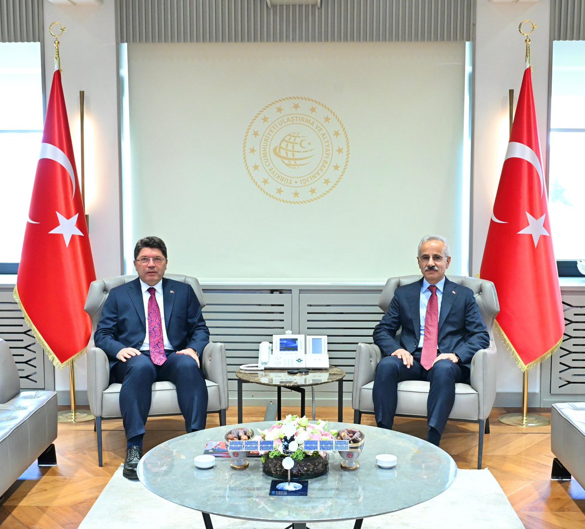 Abdulkadir URALOĞLU (@a_uraloglu) on Twitter photo Adalet Bakanımız Sn. <a href="/yilmaztunc/">Yılmaz TUNÇ</a> ile Bakanlığımızda bir araya geldik.
Sn. Bakanımızla görüşmemizde, Bakanlıklarımız arası iş birliği imkanlarını ele aldık.
Türkiye Yüzyılı’nın inşası için el birliği ile çalışıyoruz.
#TürkiyeHızlanıyor 🇹🇷 Adalet Bakanımız Sn. <a href="/yilmaztunc/">Yılmaz TUNÇ</a> ile Bakanlığımızda bir araya geldik.
Sn. Bakanımızla görüşmemizde, Bakanlıklarımız arası iş birliği imkanlarını ele aldık.
Türkiye Yüzyılı’nın inşası için el birliği ile çalışıyoruz.
#TürkiyeHızlanıyor 🇹🇷