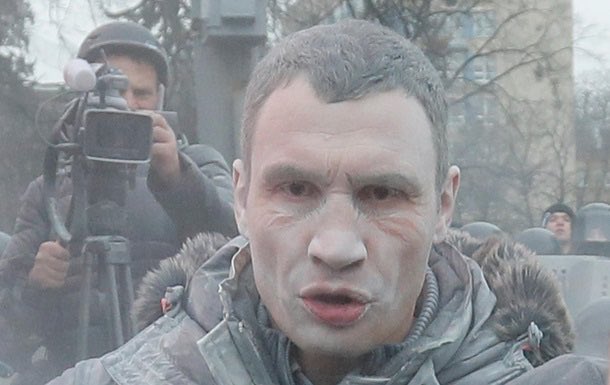 lexpositive's tweet image. Вчора на акції багато питали, чи є у когось вогнегасник, думали пожежа.
А виявилось, що то Кличко прийшов.