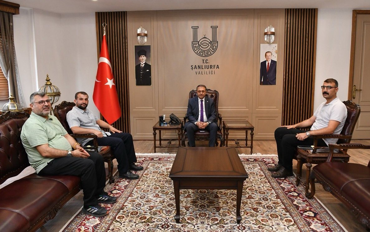 İyilik Adına Ziyaretlere Devam Ediyoruz...

Başkanımız Abdulkadir Şanlı, Sağlık Faaliyetleri Birim Sorumlumuz Ali Akkuş ve Sporsal Faaliyetler Birim Sorumlumuz Mustafa Öztürk ile beraber #Şanlıurfa Valisi Hasan Şıldak'ı makamında ziyaret ederek faaliyetler adına hasbihal ettiler.