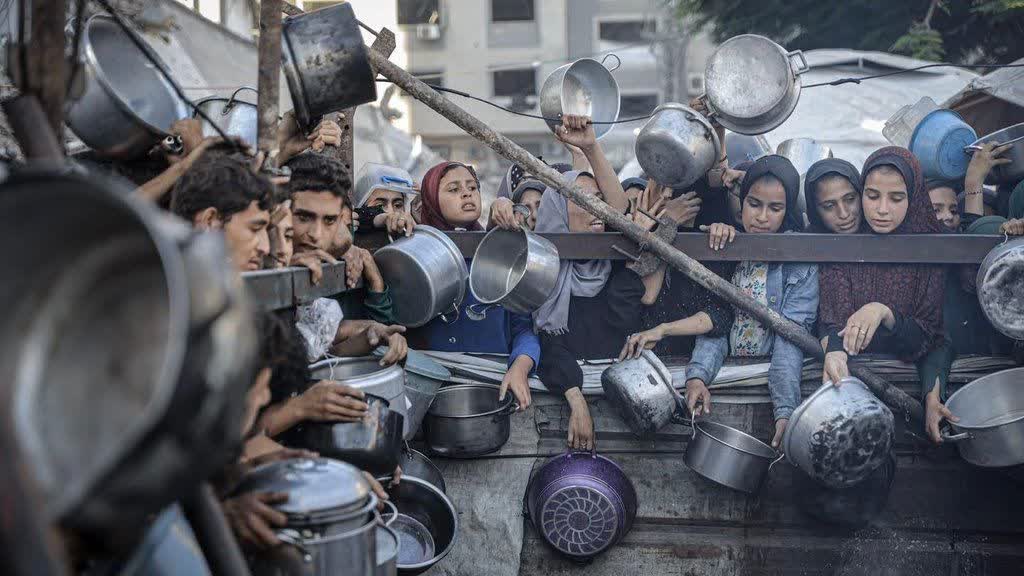behnaz711's tweet image. العطش طفلان حرم
وچیره شدن گرسنگی
و گرمای طاقت فرسا
و جنگی نابرابر ....
کربلای تازه ای به پا کرده #غزه