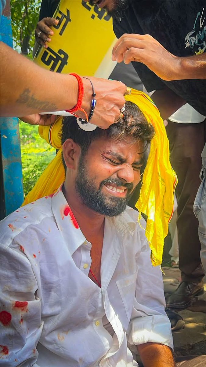 ShayarShahnawaz's tweet image. विधानसभा घेराव में निकले प्रशांत किशोर के कार्यकर्ताओं पर चली पुलिस की लाठी।
लाठीचार्ज में कई लोग हुए घायल।