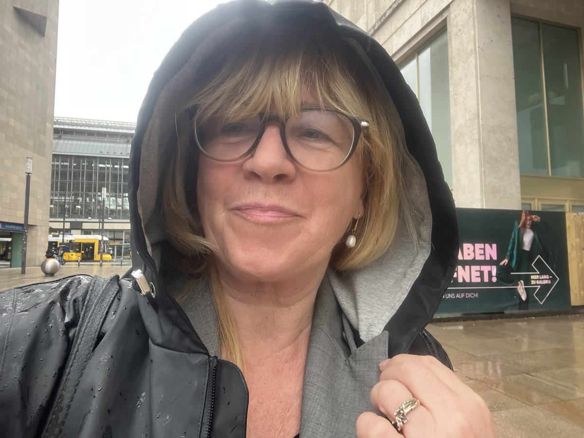 julia_witt's tweet image. Auf dem Weg zum Lenkungskreis Bürgerdienste im Roten Rathaus. Der Fernsehturm spiegelt sich in der Pfütze. Es ist kalt und nass, gut für das Grün, aber der Ferienstart fällt wohl ins Wasser.