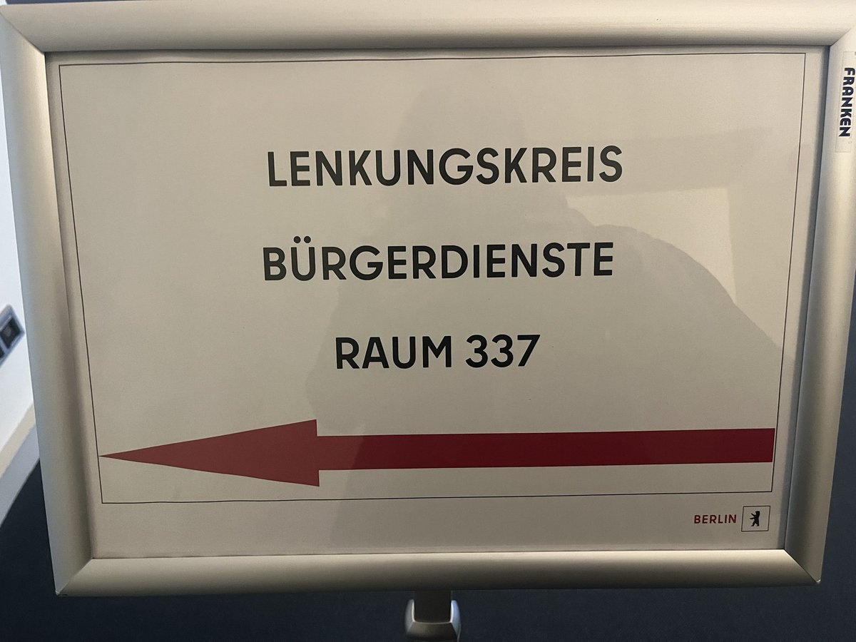 julia_witt's tweet image. Auf dem Weg zum Lenkungskreis Bürgerdienste im Roten Rathaus. Der Fernsehturm spiegelt sich in der Pfütze. Es ist kalt und nass, gut für das Grün, aber der Ferienstart fällt wohl ins Wasser.