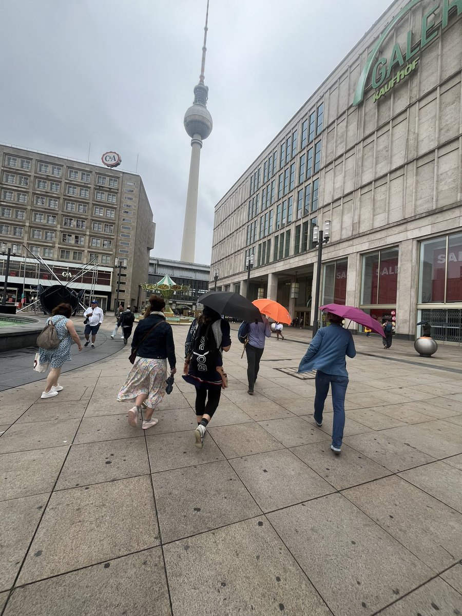 julia_witt's tweet image. Auf dem Weg zum Lenkungskreis Bürgerdienste im Roten Rathaus. Der Fernsehturm spiegelt sich in der Pfütze. Es ist kalt und nass, gut für das Grün, aber der Ferienstart fällt wohl ins Wasser.
