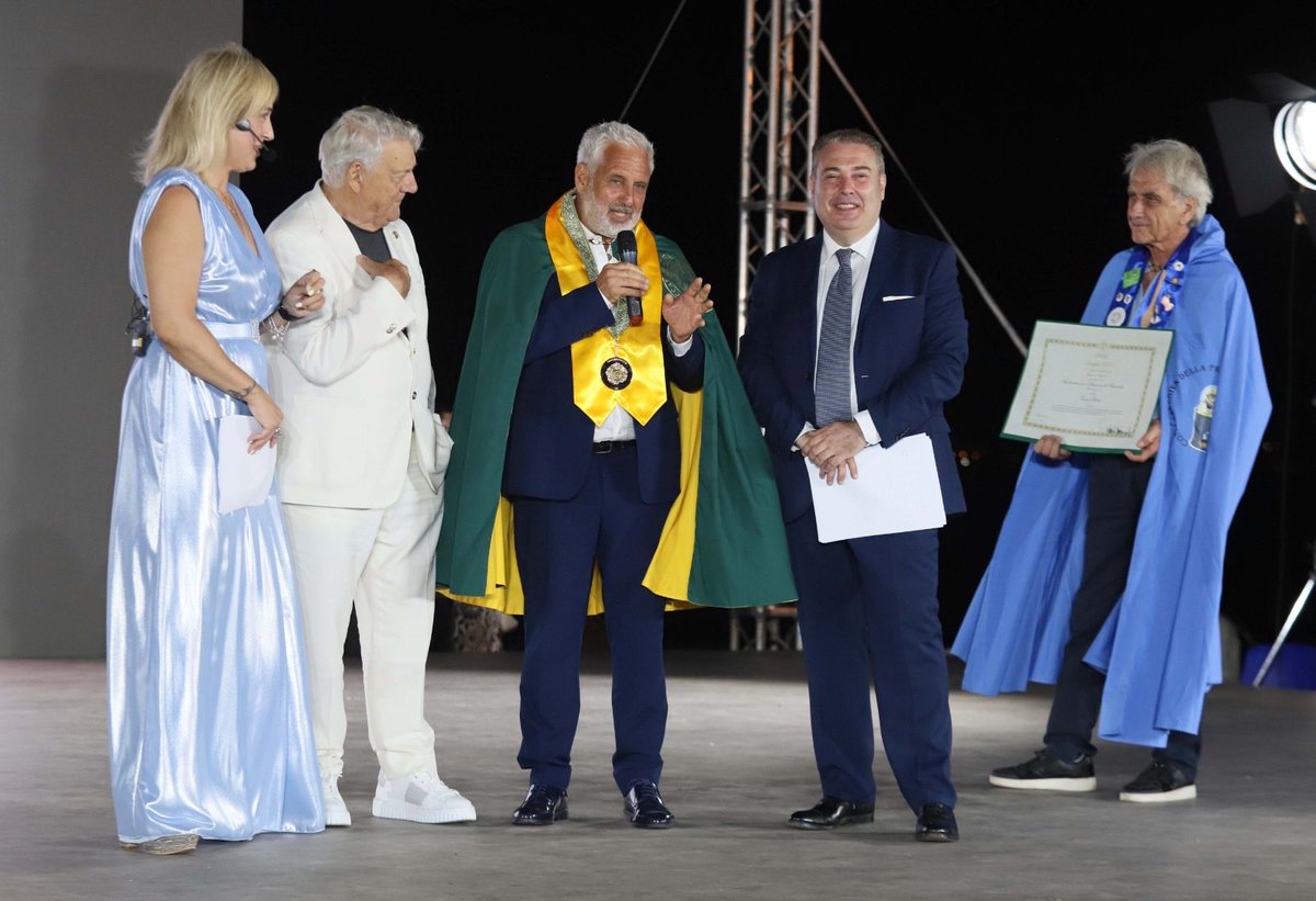 VincentRiotta's tweet photo. Con il grande Gerardo Sacco alla Festa del Bergamotto a Reggio Calabria… Grazie al Professore Vittorio Caminiti e tutti alla BergaFest, per avermi onorato con il titolo di Ambasciatore per la Cultura del Bergamotto… https://t.co/c5QsIaOpVc