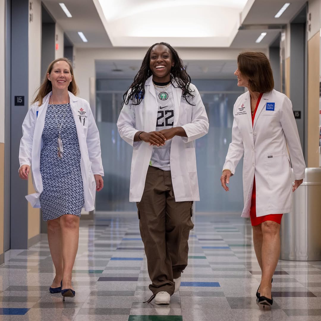 AfricaFactsZone's tweet image. Michelle Alozie scored the winning goal against South Africa to send Nigeria to the WAFCON final.
She has a Bachelor's Degree in Molecular Biology from Yale University.
She plays for US club, Houston Dash and works part-time as a Cancer Research Technician at a hospital.