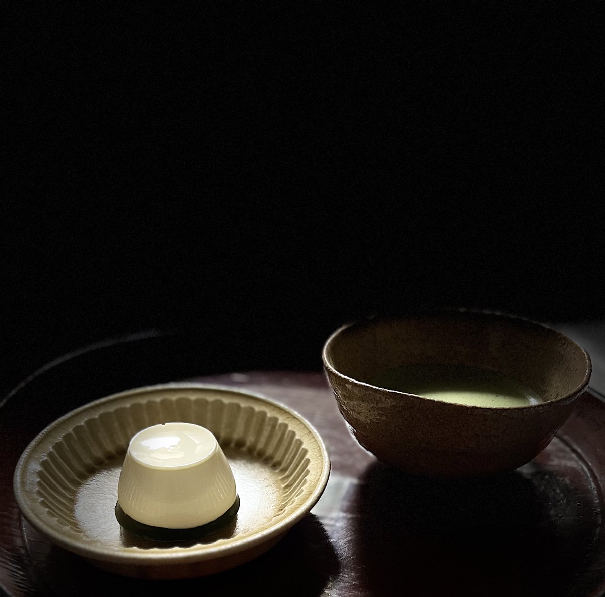 究極の美◼️蔵からめちゃくちゃオーラの出てる謎の紋様がある抹茶茶碗が出てきました。 究極の美◼️蔵からめちゃくちゃオーラの出てる謎の紋様がある