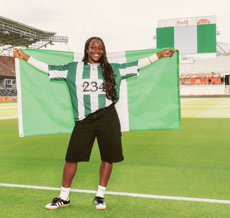 AfricaFactsZone's tweet image. Michelle Alozie scored the winning goal against South Africa to send Nigeria to the WAFCON final.
She has a Bachelor's Degree in Molecular Biology from Yale University.
She plays for US club, Houston Dash and works part-time as a Cancer Research Technician at a hospital.