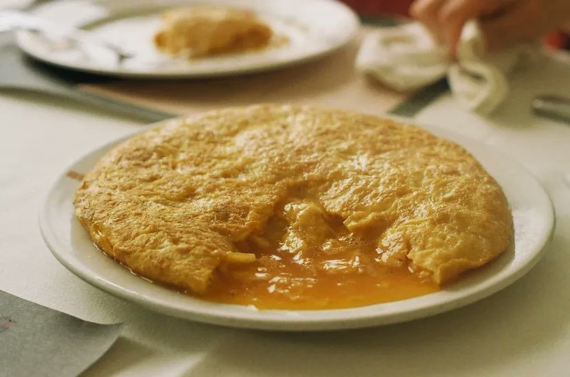 pkas1111's tweet image. LA RECETA DE LA ABUELA
➡️TORTILLA PATATA: En cuajado lograban tratamiento de 72°C durante al menos 15 segundos para pasterizar. Será jugosa si se sabe cocinar, se cuaja 10min y se hizo buena mezcla. Hoy con huevo pasterizado y semicruda, emulan la jugosa tradicional
Cruda ⤵️