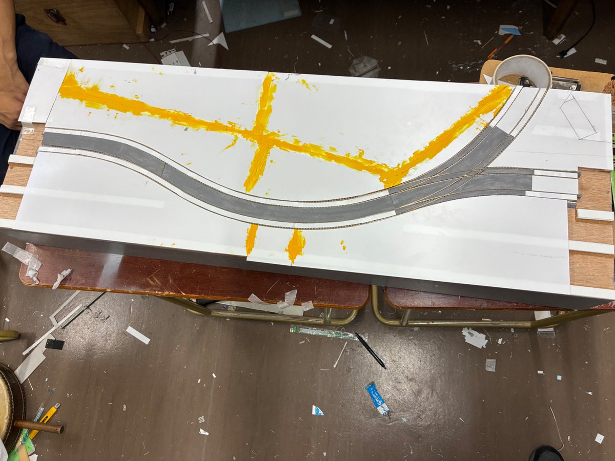 krfc_krfc_krfc's tweet image. 鉄道模型コンテストがあと1週間まで差し迫っているなか、併用軌道の整備を行いました。

玉電の三軒茶屋駅付近をイメージして作成しており、銀行ビルのストラクチャも作成しました。

#玉社鉄研
#鉄道模型コンテスト
#nゲージ
#ジオラマ
#モジュール
#東急
#玉電
#三軒茶屋
#銀行