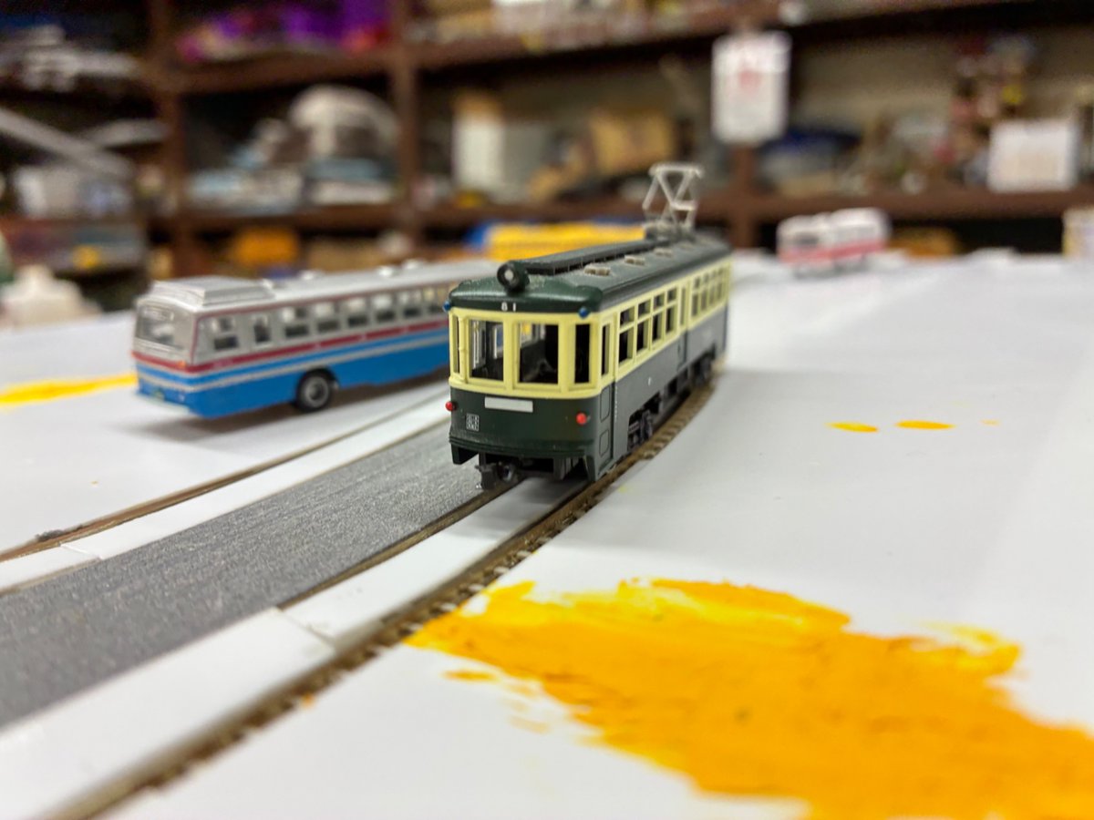 krfc_krfc_krfc's tweet image. 鉄道模型コンテストがあと1週間まで差し迫っているなか、併用軌道の整備を行いました。

玉電の三軒茶屋駅付近をイメージして作成しており、銀行ビルのストラクチャも作成しました。

#玉社鉄研
#鉄道模型コンテスト
#nゲージ
#ジオラマ
#モジュール
#東急
#玉電
#三軒茶屋
#銀行