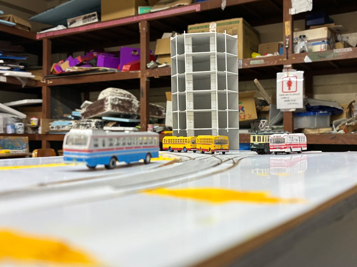 krfc_krfc_krfc's tweet image. 鉄道模型コンテストがあと1週間まで差し迫っているなか、併用軌道の整備を行いました。

玉電の三軒茶屋駅付近をイメージして作成しており、銀行ビルのストラクチャも作成しました。

#玉社鉄研
#鉄道模型コンテスト
#nゲージ
#ジオラマ
#モジュール
#東急
#玉電
#三軒茶屋
#銀行