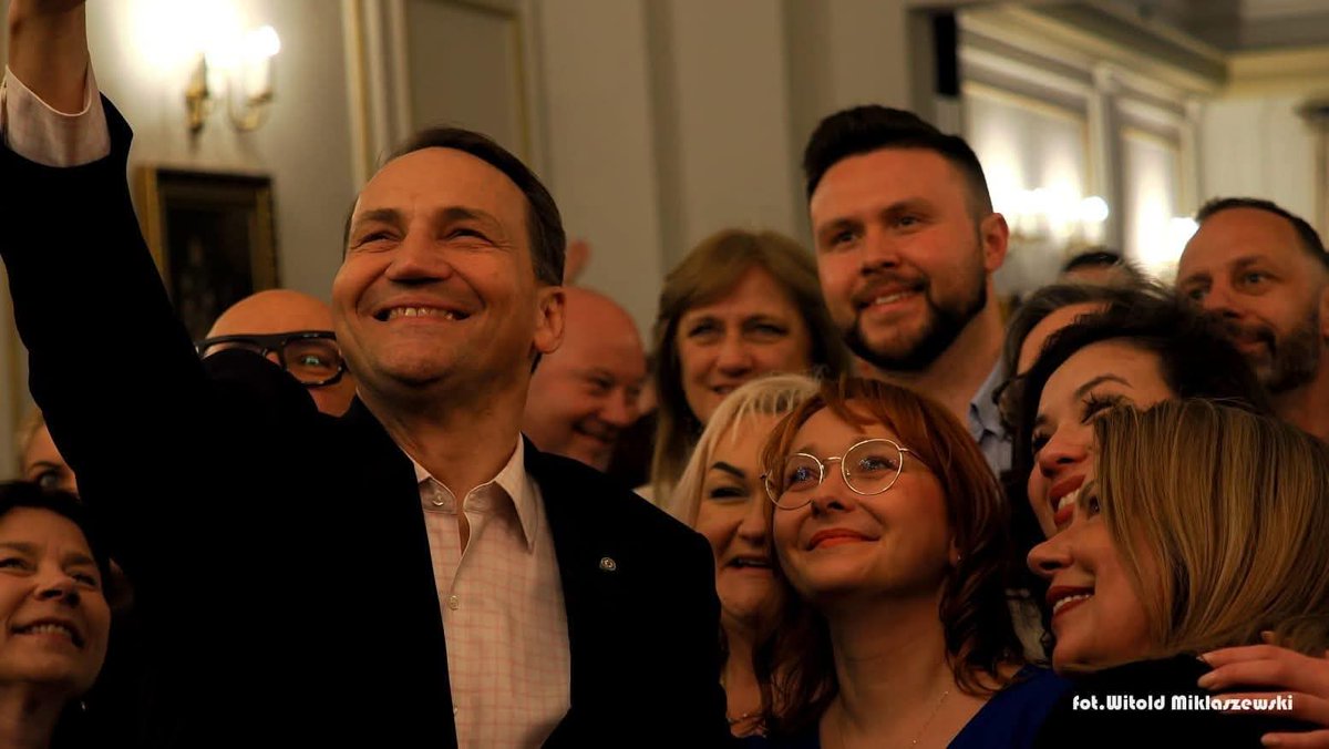 GoTracz's tweet image. Gratulacje, @sikorskiradek! 💚
Minister Spraw Zagranicznych nie tylko zostaje w rządzie, ale przyjmuje również nową rolę – wicepremiera 👏 Zasłużony awans!
W obecnej sytuacji międzynarodowej to bardzo dobra decyzja dla bezpieczeństwa Polski! 🇵🇱