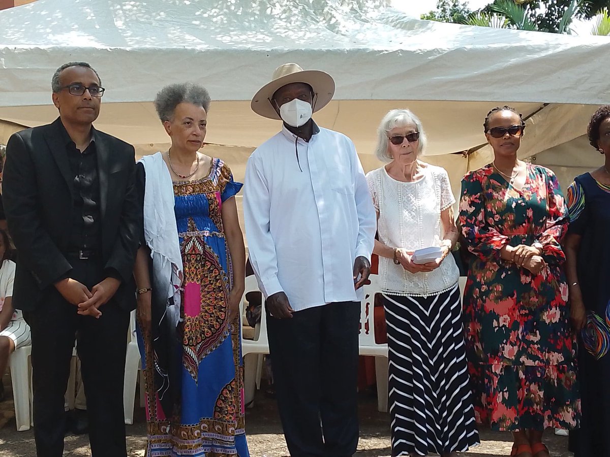 Vok895's tweet image. President Yoweri Museveni has visited the residence of the late Justice Prof. George Wilson Kanyeihamba to offer his respects. Prof. Kanyeihamba was a renowned constitutional law scholar, esteemed jurist, and former Justice of Uganda’s Supreme Court. #VOKNews