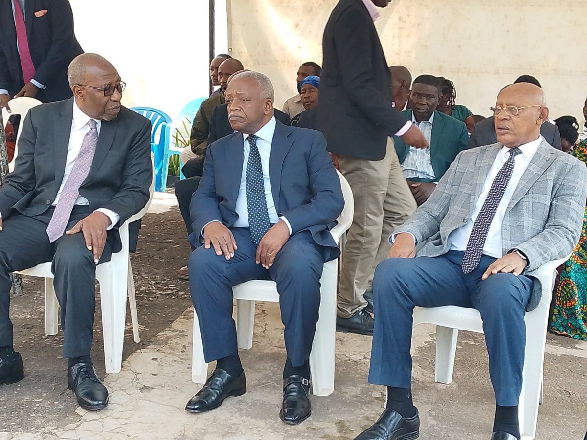 Vok895's tweet image. President Yoweri Museveni has visited the residence of the late Justice Prof. George Wilson Kanyeihamba to offer his respects. Prof. Kanyeihamba was a renowned constitutional law scholar, esteemed jurist, and former Justice of Uganda’s Supreme Court. #VOKNews