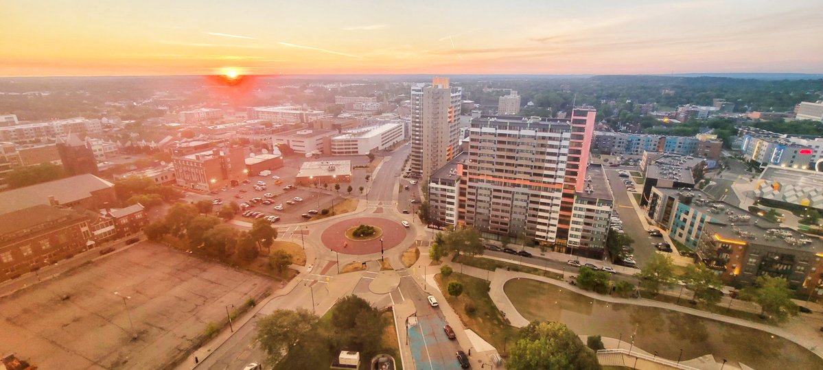 jlasky920's tweet image. The sun makes its first appearance over downtown Rochester and @WHAM1180 Broadcast Central. #roc