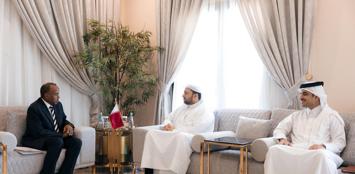 NadeebQa's tweet image. 🇸🇴🇶🇦| سعادة الدكتور محمد بن عبدالعزيز الخليفي وزير الدولة بوزارة الخارجية يجتمع مع وزير الدولة للشؤون الخارجية والتعاون الدولي الصومالي
جرى خلال الاجتماع استعراض علاقات التعاون بين البلدين وسبل دعمها وتعزيزها ومناقشة مستجدات الأوضاع في #الصومال
#نديب_قطر | #قطر 🇶🇦