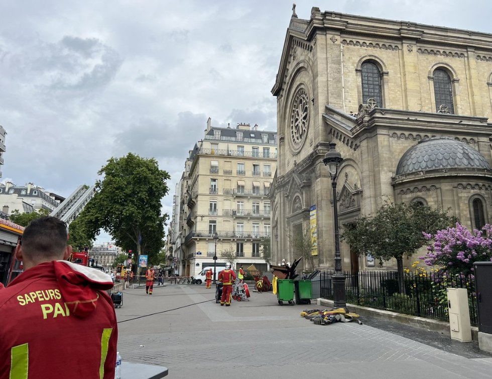 CerfiaFR's tweet photo. 🇫🇷🔥 ALERTE INFO | Un incendie s’est déclaré dans l’église Notre-Dame-des-Champs, à Paris. Les pompiers sont sur place. https://t.co/rnJHScFtSs