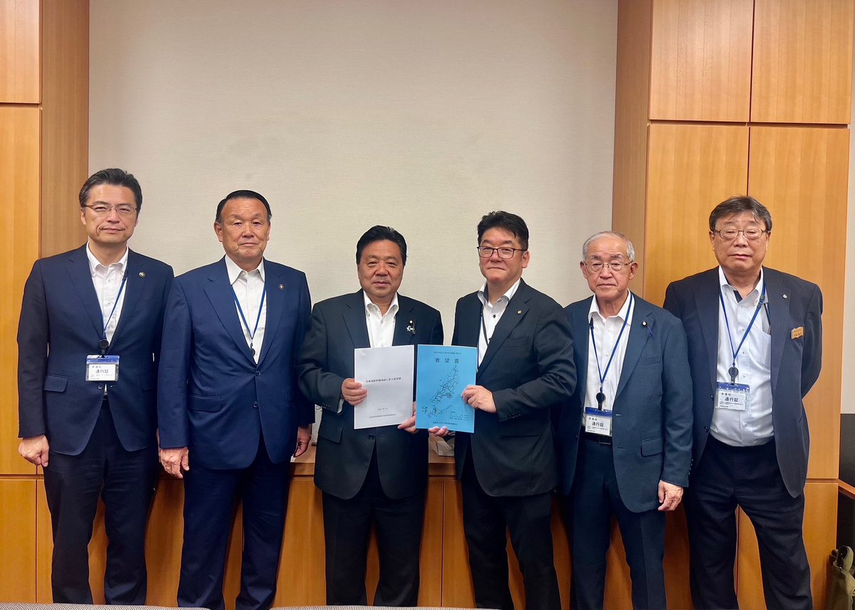 hidemichisato's tweet image. きょうは東京より、北海道のほうが暑い❗️
道内の中央部に位置する「上川地方開発期成会」の代表の皆様が、国会事務所にお越しになりました。農林業や地場産業の振興、医療と社会福祉の充実などについて、ご要望をいただきました。しっかり取り組んでまいります。