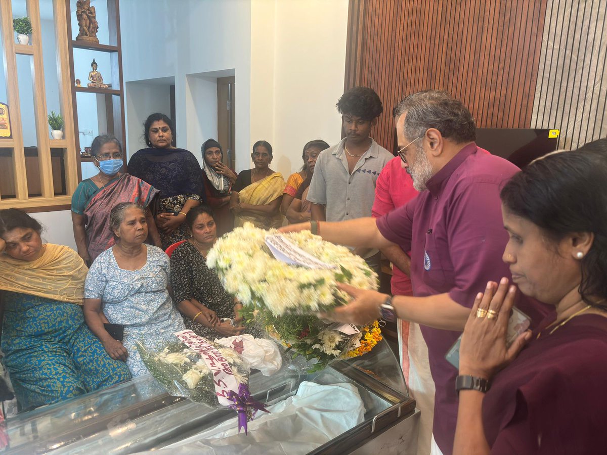 RajeevRC_X's tweet image. Paid my final respects to Valayanchirangara Aneesh Madhavan, BJP Mandalam Vice President of Kunnathunadu, who passed away from a heart attack. Extended my deepest condolences to his family and supporters during this time of sorrow.
Om Shanti 🙏
ഹൃദയാഘാതത്തെ തുടർന്ന് അന്തരിച്ച…