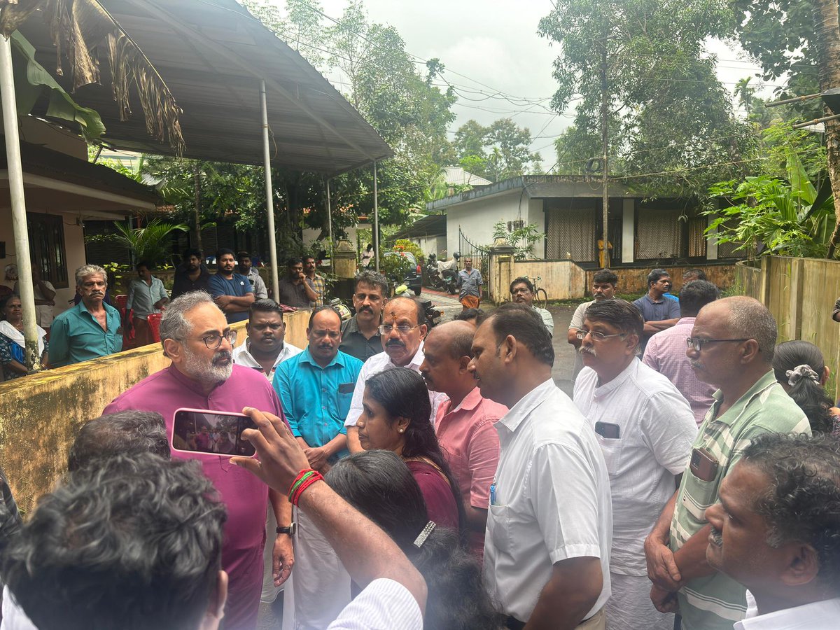 RajeevRC_X's tweet image. Paid my final respects to Valayanchirangara Aneesh Madhavan, BJP Mandalam Vice President of Kunnathunadu, who passed away from a heart attack. Extended my deepest condolences to his family and supporters during this time of sorrow.
Om Shanti 🙏
ഹൃദയാഘാതത്തെ തുടർന്ന് അന്തരിച്ച…