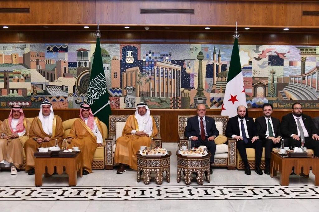 بينما انشغل البعض بإشعال الفوضى، كانت المشاريع الكبرى تُولد بهدوء، فقد استقبلت #دمشق  وفداً سعودياً رفيعاً لافتتاح واحد من أكبر المنتديات الاستثمارية في تاريخ العلاقة بين البلدين، وهذا المشروع يعد خطوة مهمة نحو المستقبل.
#المنتدى_السعودي_السوري
#سوريا #السعودية