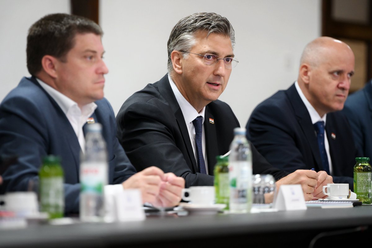 AndrejPlenkovic's tweet image. U Splitu smo održali radni sastanak s novoizabranim gradonačelnikom Tomislavom Šutom. Grad Split imat će snažnu potporu @VladaRH u realizaciji svih ključnih razvojnih projekata.
Poseban naglasak stavili smo na prometno rasterećenje grada, obnovu stadiona Poljud, ulaganja u škole…